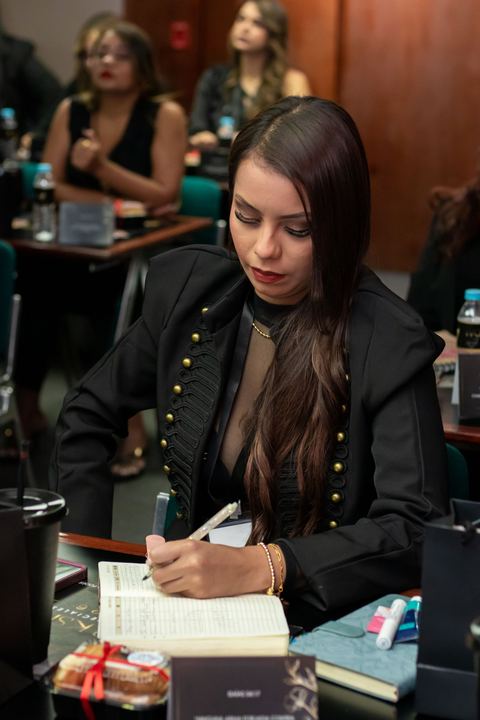 Alumna tomando notas durante el workshop de agosto