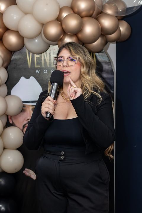 Anna D'Aulerio hablando al público con micrófono