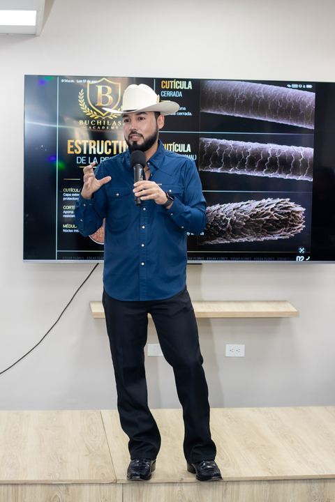 Edgar Flores explicando la estructura de la pestaña en pantalla