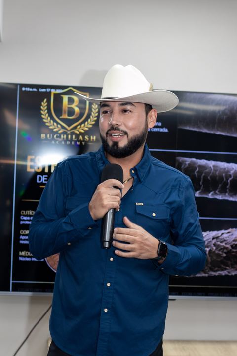Edgar Flores con micrófono durante una ponencia de Buchilash Academy