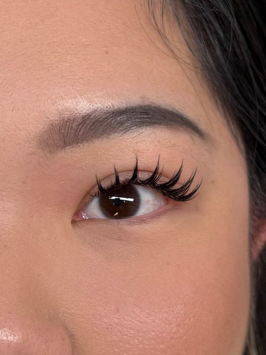 Ojo con extensiones de pestañas en efecto anime, con puntas definidas